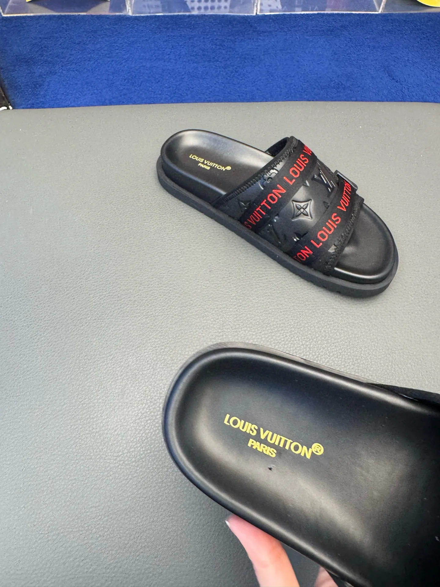 [L Home] P: 340💰Size: 38-45 Top purchasing lv men's summer slippers, classic presbyopia with soft real leather lining, unique color splicing effect, distinctive personality, fashionable and trendy essential style, light and comfortable. Lightweight and tough rubber insole, micro ridged foam outsole, super comfortable!